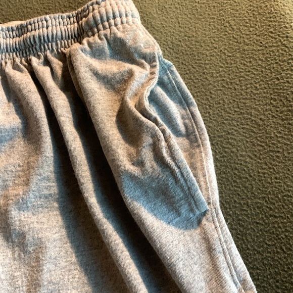 Men’s Champion light heather gray, elastic waist shorts with pockets. Size XL - Picture 5 of 7